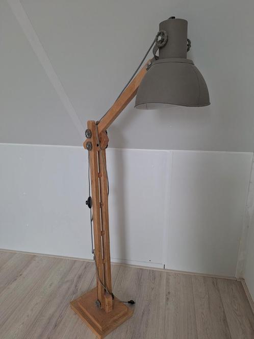 Industriële vloerlamp, Huis en Inrichting, Lampen | Vloerlampen, Zo goed als nieuw, 100 tot 150 cm, Ophalen