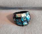 Antieke ring zwart koraal en abalone pauw schelpen maat 19, Verzenden, Overige materialen, Ring, Met edelsteen