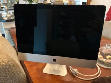 Apple computer met muis en toetsen bord beschikbaar voor biedingen