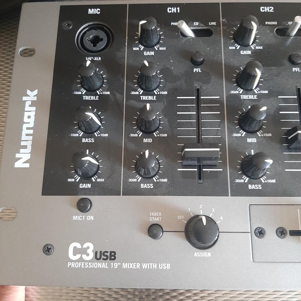 Te Koop: mixer Numark voor 125 euro, Muziek en Instrumenten, Mengpanelen, Ophalen, Zo goed als nieuw, 5 tot 10 kanalen, Microfooningang