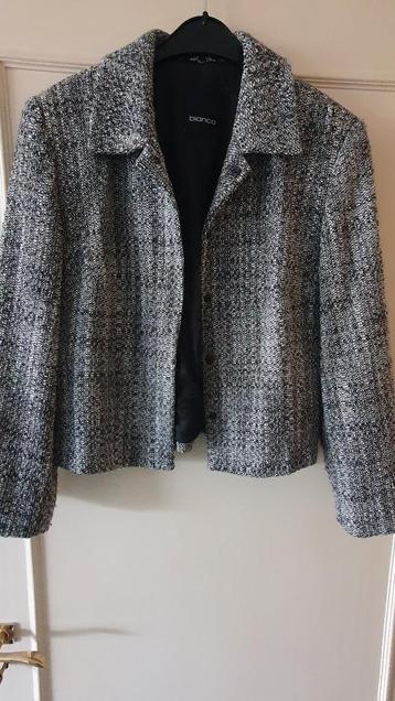 Mooi  wol jasje beschikbaar voor biedingen