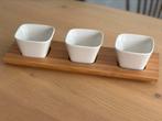 Serveerset 3 schaaltjes bakjes op plank, Ophalen of Verzenden, Nieuw, Porselein, Overige stijlen