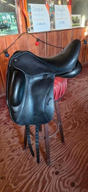 Custom Icon Coda 17 inch, Dieren en Toebehoren, Paarden en Pony's | Zadels, Zo goed als nieuw, Dressuur, Ophalen of Verzenden