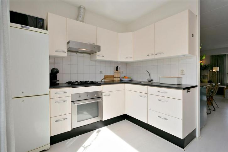 Crème hoekkeuken met kunststof blad (2.10x1.83m), Huis en Inrichting, Keuken | Complete keukens, Gebruikt, Hoekkeuken, Crème, Kunststof