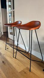 Zo goed als nieuwe barkruk 2 stuks - zithoogte 67cm, Huis en Inrichting, Barkrukken, Ophalen, Met voetsteun, 60 tot 90 cm, Leer