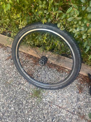 Fietsband met velg beschikbaar voor biedingen