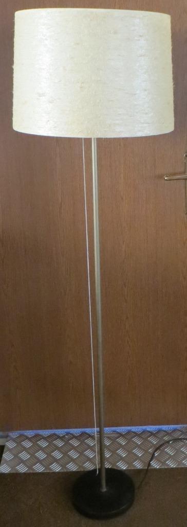Vintage staande lamp, stang met lichte gemêleerde kap. Retro, Huis en Inrichting, Lampen | Vloerlampen, Gebruikt, 150 tot 200 cm