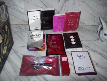 Estee Lauder tasje + samples parfum beschikbaar voor biedingen