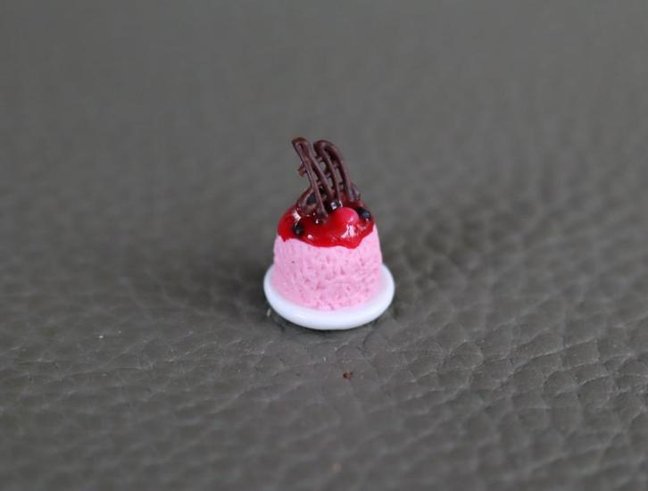 Mooie kleine gebakjes (kunstwerkjes) op porseleinen bordjes, Verzamelen, Poppenhuizen en Toebehoren, Nieuw, Gebruiksvoorwerp, Ophalen of Verzenden