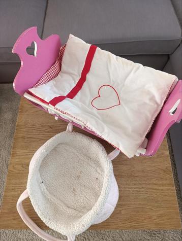 Poppenbed klein prijsje  beschikbaar voor biedingen
