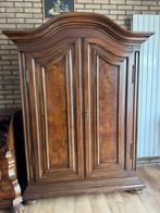 Wortelnotenhouten kledingkast, Ophalen