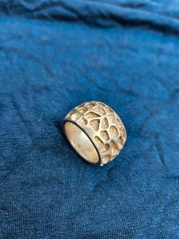 Twee oude zware zilveren ringen en twee armbanden. beschikbaar voor biedingen
