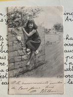Meisje klimt op muurtje (BB), Verzamelen, Ansichtkaarten | Themakaarten, Ophalen of Verzenden, Voor 1920, Gelopen, Kinderen