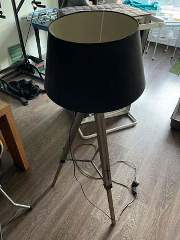 Mooie Staande Lamp met Zwarte Kap beschikbaar voor biedingen