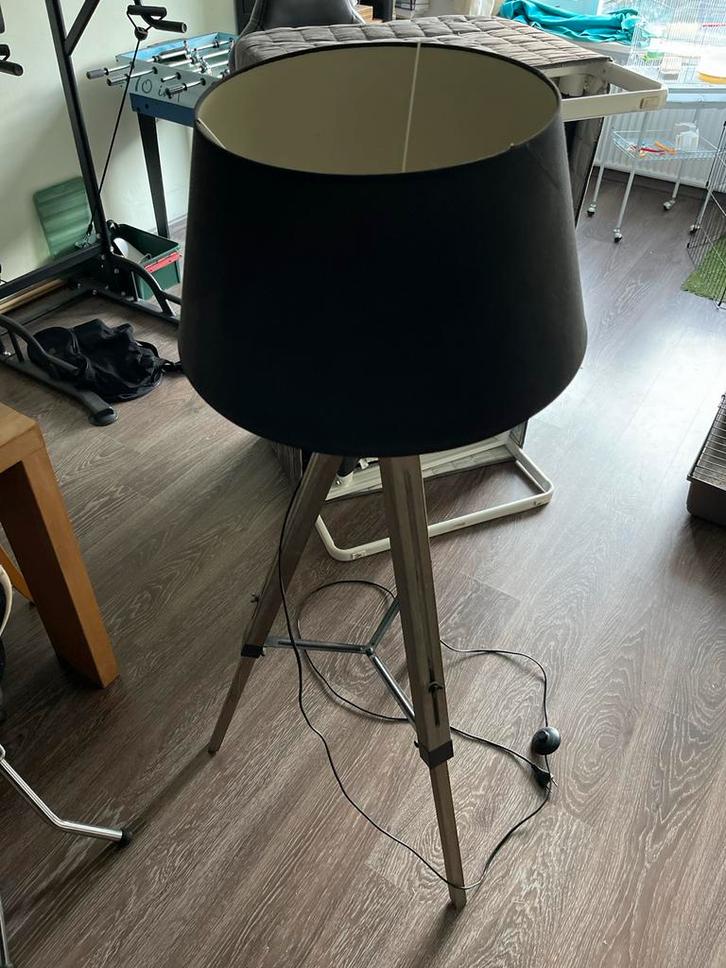 Mooie Staande Lamp met Zwarte Kap, Huis en Inrichting, Lampen | Vloerlampen, Zo goed als nieuw, 100 tot 150 cm, Hout, Ophalen of Verzenden