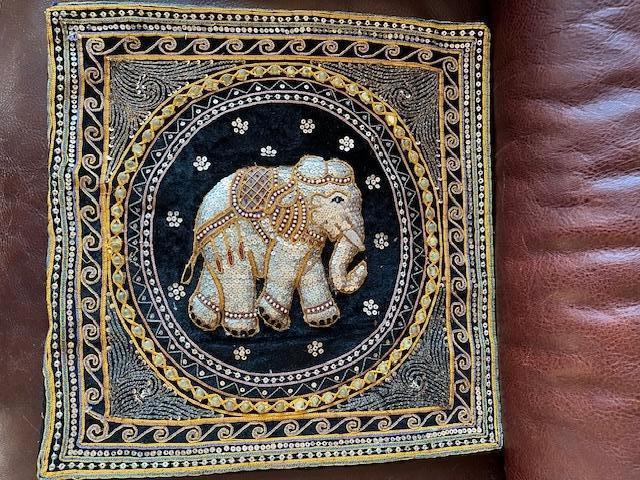 vintage sierkussenovertrek 3-d Olifant naar rechts (Thais), Huis en Inrichting, Woonaccessoires | Kussens, Zo goed als nieuw, Overige kleuren