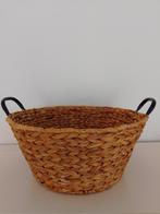NIEUW: GEVLOCHTEN MAND MET HANDVATTEN !!, Huis en Inrichting, Woonaccessoires | Schalen en Manden, Ophalen, Mand, Rond, Nieuw