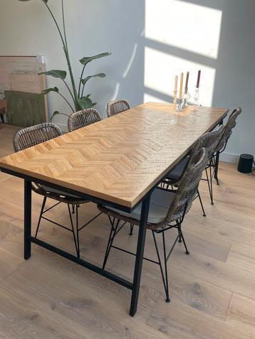 MOET WEG - tafel + 6 stoelen beschikbaar voor biedingen