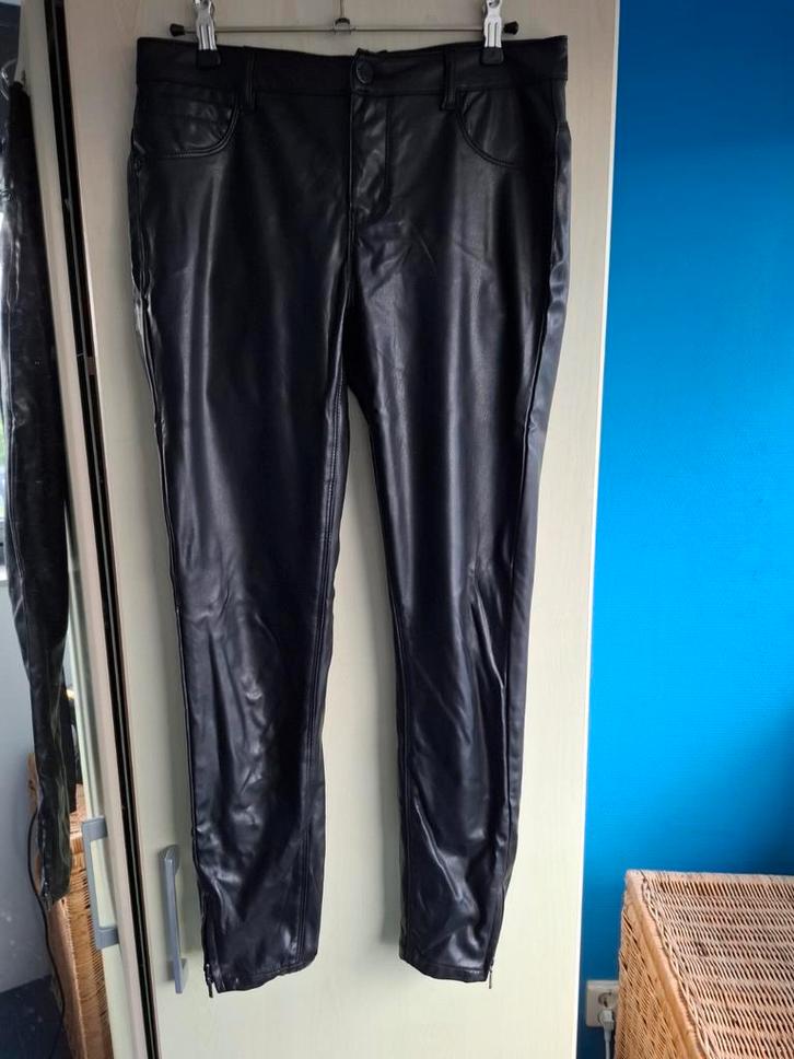 Noisy May Fake Leren Broek S, Kleding | Dames, Broeken en Pantalons, Gedragen, Ophalen of Verzenden