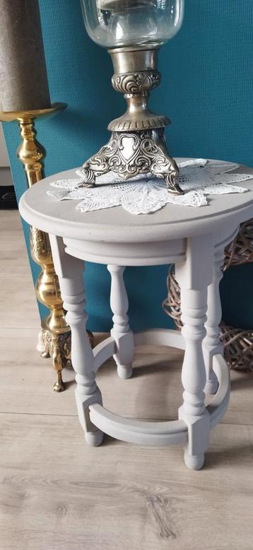 Te koop mooie Brocant taupe kleurige tafeltje. beschikbaar voor biedingen