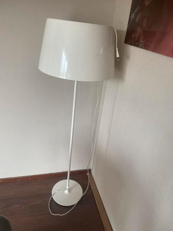 Vloerlamp KULLA wit beschikbaar voor biedingen