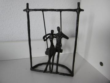 Brons kleurig metalen beeld van schommelend echtpaar koppel beschikbaar voor biedingen