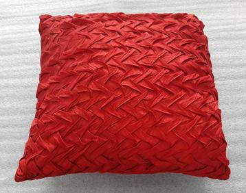 Rood vierkant gevlochten kussen. Hoes met binnenkussen 44x44 beschikbaar voor biedingen