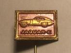 Metalen JAGUAR E-TYPE AUTOMODEL Speld (Rood/Messingkleur)., Verzamelen, Speldjes, Pins en Buttons, Verzenden, Zo goed als nieuw