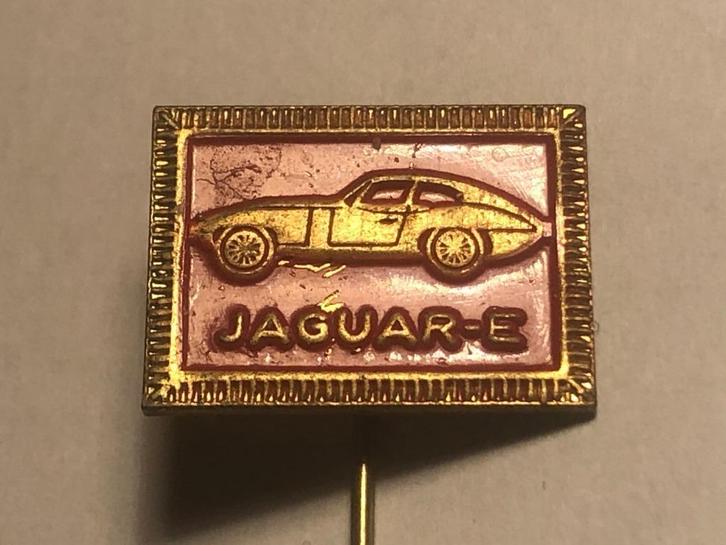 Metalen JAGUAR E-TYPE AUTOMODEL Speld (Rood/Messingkleur)., Verzamelen, Speldjes, Pins en Buttons, Zo goed als nieuw, Speldje of Pin
