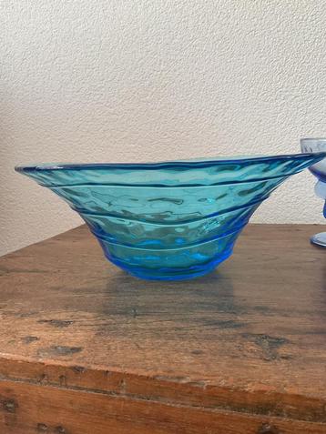Glazen schaal blauw met opgelegd slingermotief beschikbaar voor biedingen