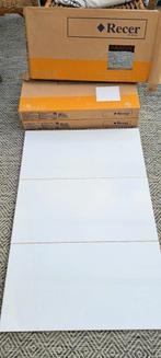 13 nieuwe wandtegels. 30x60cm. Glans Wit met vaag grijs., Doe-het-zelf en Verbouw, Tegels, Ophalen, 40 tot 60 cm, Nieuw, Minder dan 5 m²