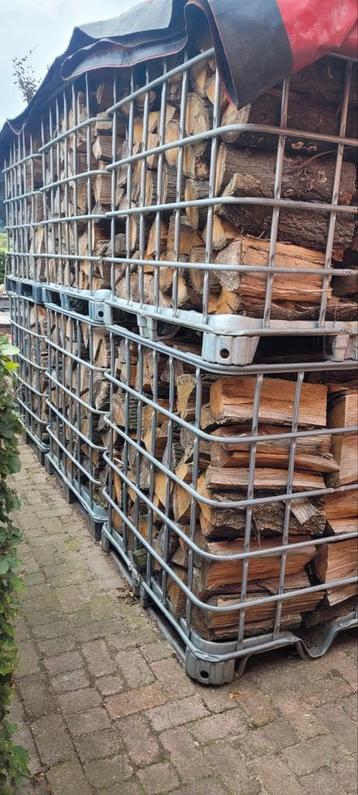 Eiken droog haardhout kachelhout gestapeld in ibc krat beschikbaar voor biedingen