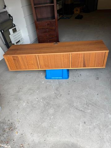 IKEA TV Meubel - Aangepast om te Hangen beschikbaar voor biedingen