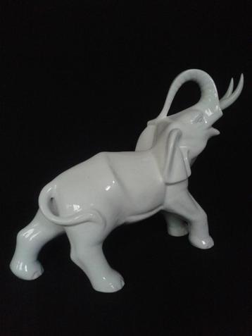 Groot wit BEELD <> Porseleinen OLIFANT <> L34 cm x H25 cm beschikbaar voor biedingen