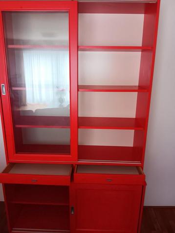 Buffetkast  rood van kleur. Indeling ,zie foto,s. beschikbaar voor biedingen