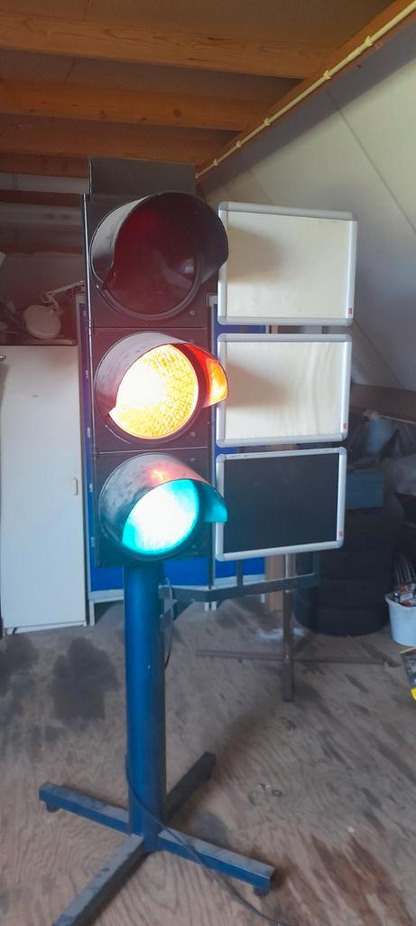 Stoplicht op Standaard - 220V, Doe-het-zelf en Verbouw, Bouwverlichting, Ophalen
