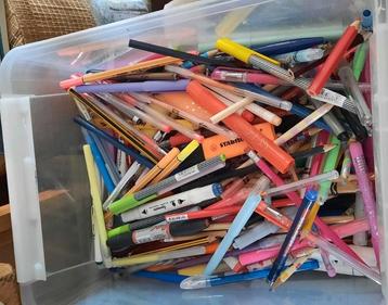 Bak vol gebruikt schrijfwaar, potloden, pennen, stiften, etc beschikbaar voor biedingen