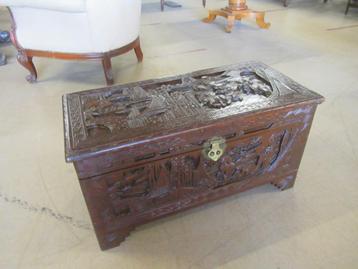 Oer 11566 klein kamferkistje met snijwerk beschikbaar voor biedingen