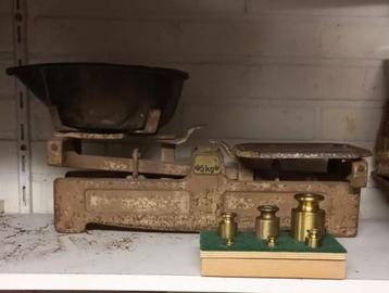 Te koop: oude vintage weegschaal beschikbaar voor biedingen