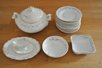 antiek kinderserviesje van porselein beschikbaar voor biedingen