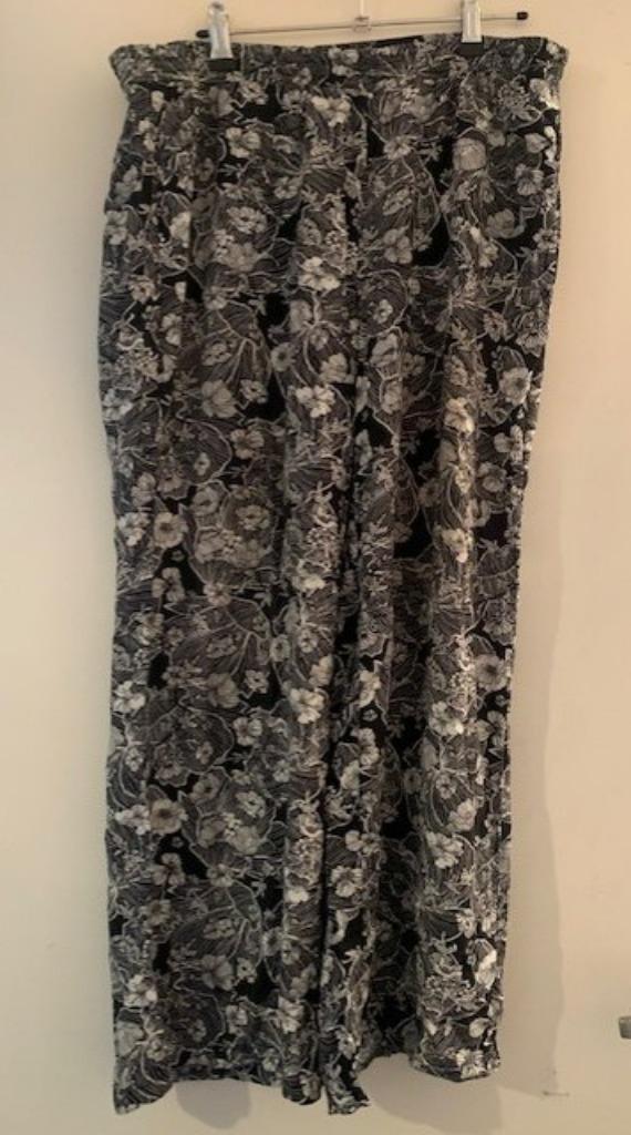 Blauw/Witte broek van Maxiblue. Maat XXl, Kleding | Dames, Broeken en Pantalons, Gedragen, Maat 46/48 (XL) of groter, Blauw, Lang