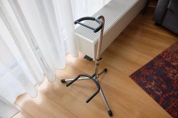 Gitaarstandaard met neksteun beschikbaar voor biedingen