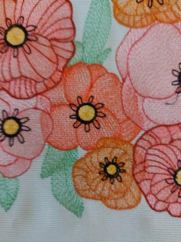 Prachtig geborduurde klaprozen op lap stof  beschikbaar voor biedingen