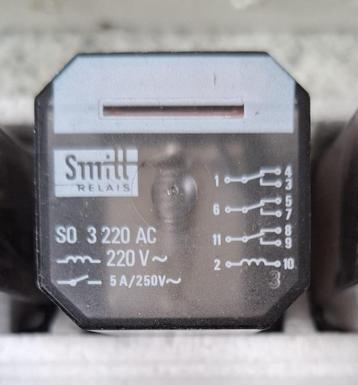 Smitt relais  220 V  met 3 kontakten en relais voetje beschikbaar voor biedingen