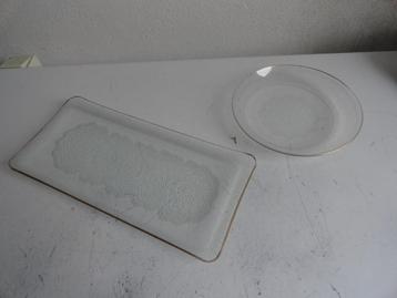 Cake serveerschaal en bordje, glas, met kantmotief antiek beschikbaar voor biedingen