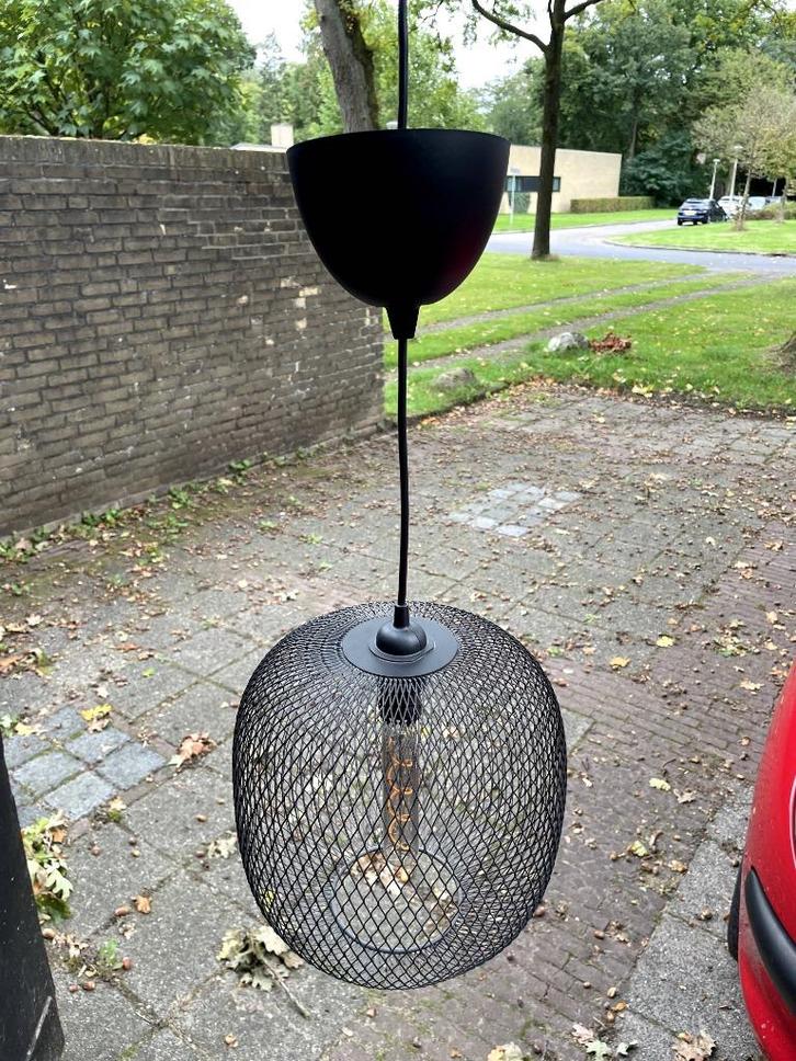Ikea LUFTMASSA Hanglamp zwart mesh compleet met LED lamp, Huis en Inrichting, Lampen | Hanglampen, Zo goed als nieuw, Metaal, Ophalen of Verzenden