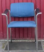 Stoel met buisframe en armleuningen. Blauwe bekleding. Retro, Ophalen