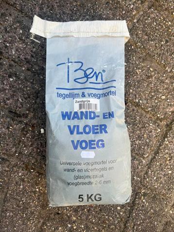 Wand- en vloervoeg beschikbaar voor biedingen