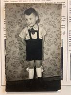 Oude foto - Jongetje in lederhosen (AA), Foto, Ophalen of Verzenden, Zo goed als nieuw, 1940 tot 1960