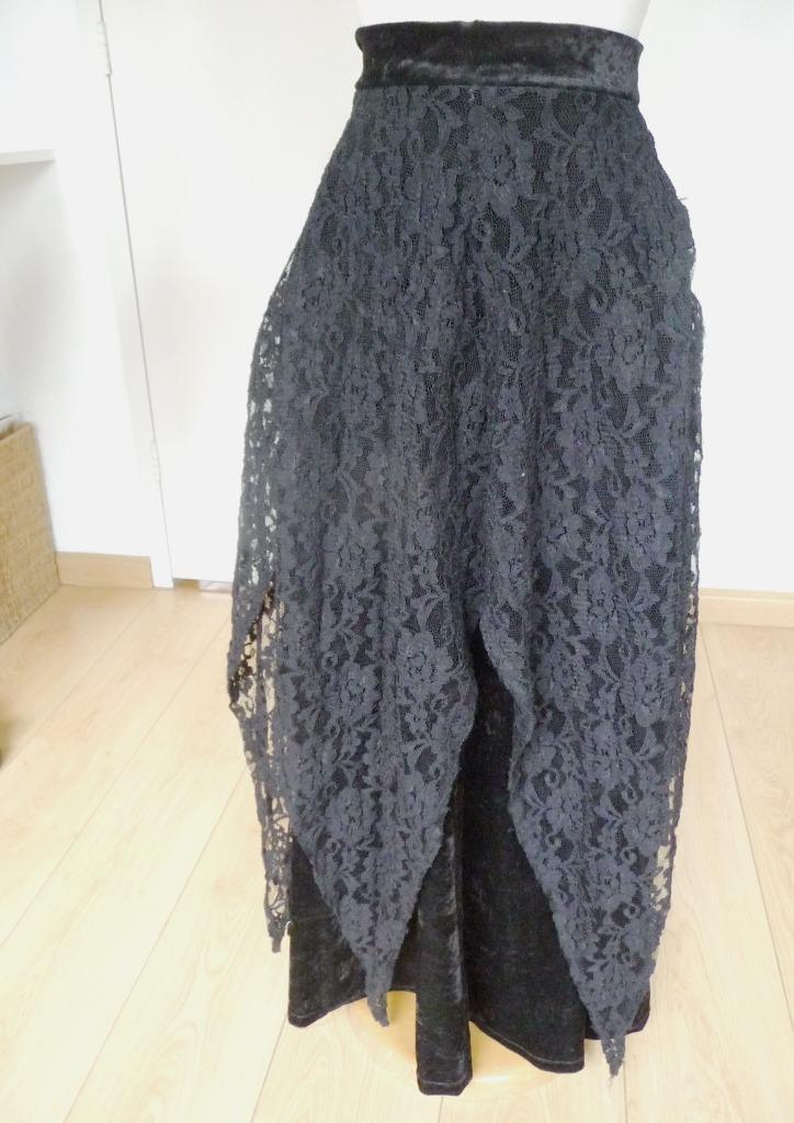 Byzonder fraaie rok met kant van Vampire, Kleding | Dames, Rokken, Zo goed als nieuw, Maat 38/40 (M), Zwart, Onder de knie, Ophalen of Verzenden